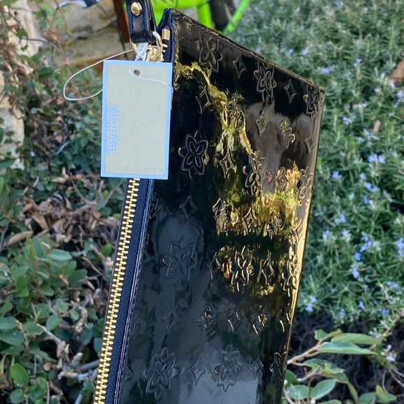 NWT Michael Kors Metallic signature wristlet - Picture 7 of 8